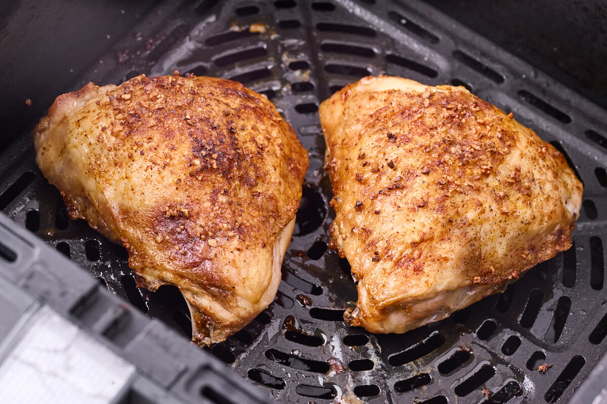 to kyllingeoverlår i airfryer kurv.