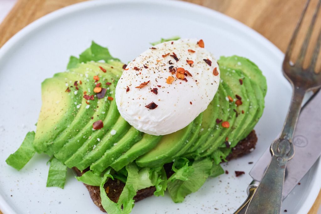 Ristet rugbrød med avocado og pocheret æg - Nem sund frokost