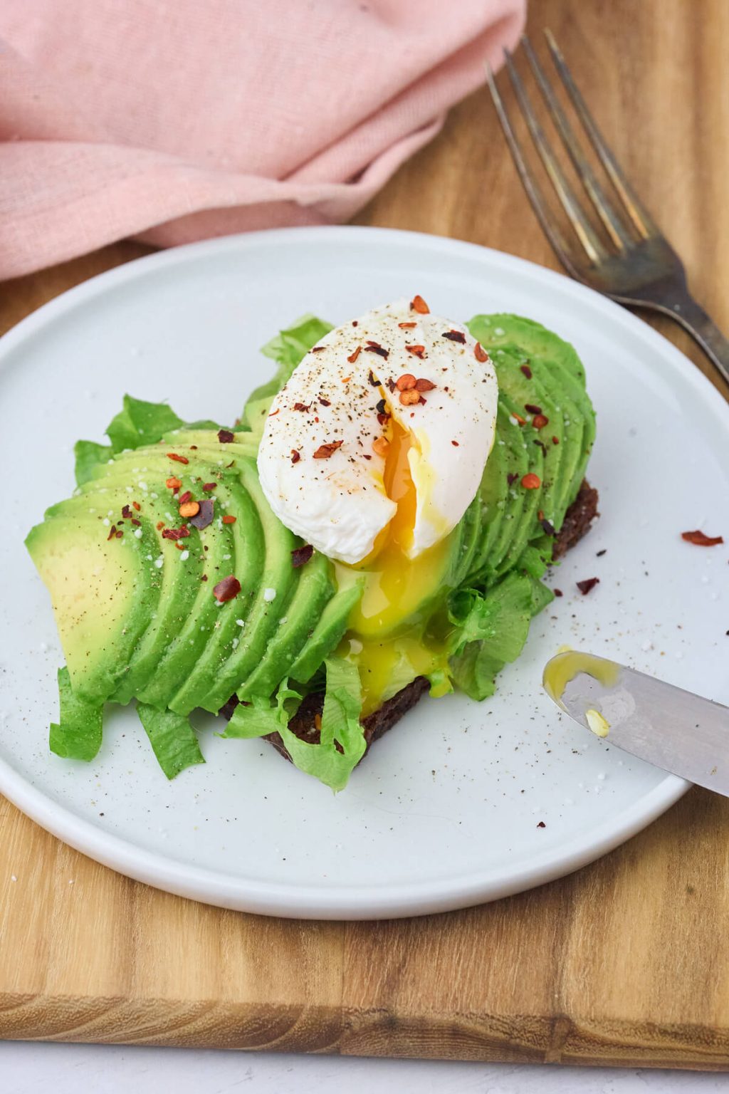 Ristet rugbrød med avocado og pocheret æg - Nem sund frokost