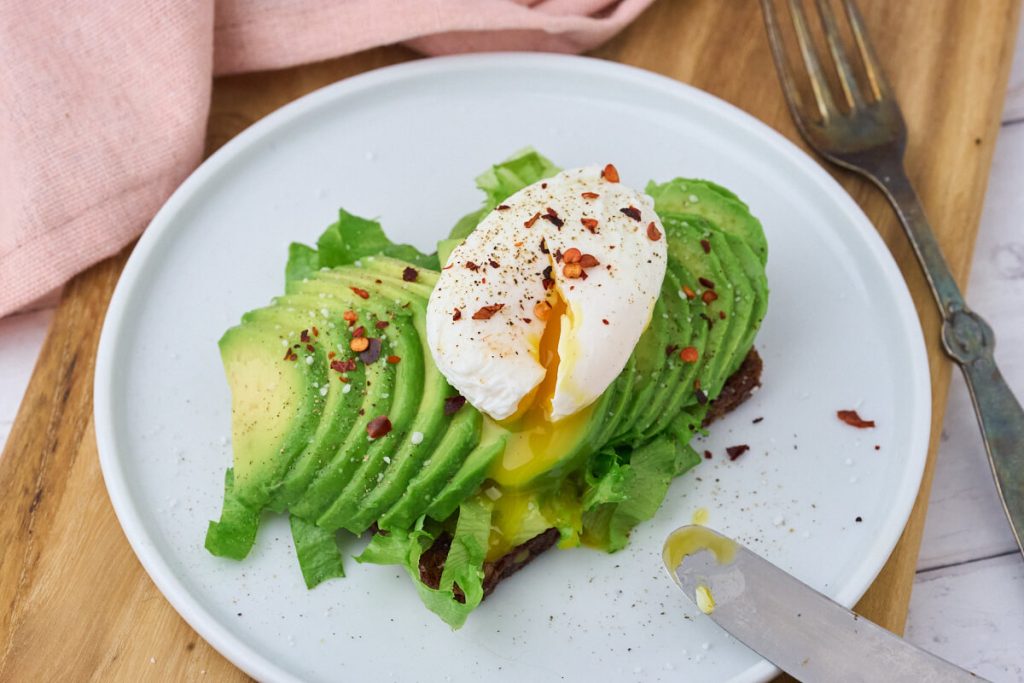 Ristet rugbrød med avocado og pocheret æg - Nem sund frokost