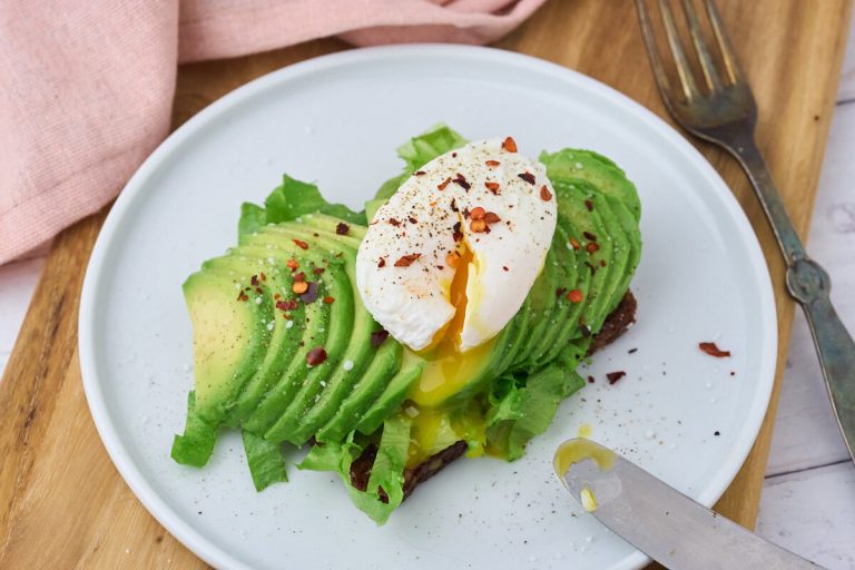 Ristet rugbrød med avocado og pocheret æg - Nem sund frokost