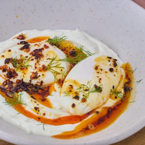 Tyrkiske æg - cirbir med pocherede æg, græsk yoghurt med hvidløg og varm chilismør på toppen.