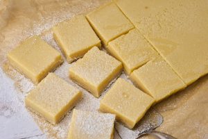 kagen der er skåret ud i snitter.