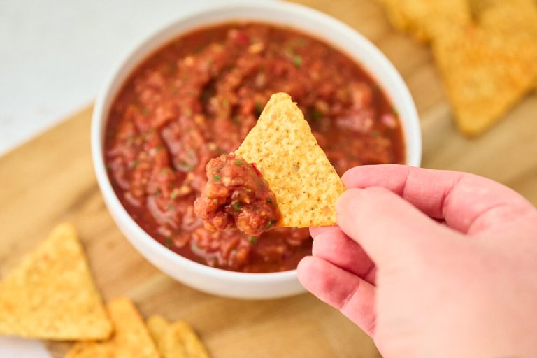 hjemmelavet mexicansk salsa med en tortilla chips.