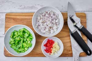 sådan skal løg, peberfrugt, chili og hvidløg hakkes.