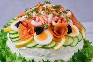 pynt på toppen af fiskelagkagen.