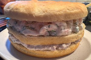 fiskelagkagen når den er lagt sammen.