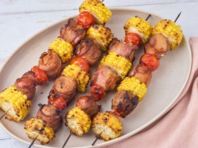 Grillspyd med pølser, bacon og majs