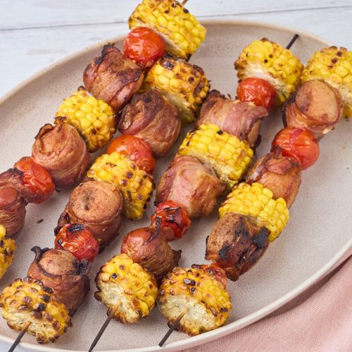 grillspyd med pølser, bacon og majs.