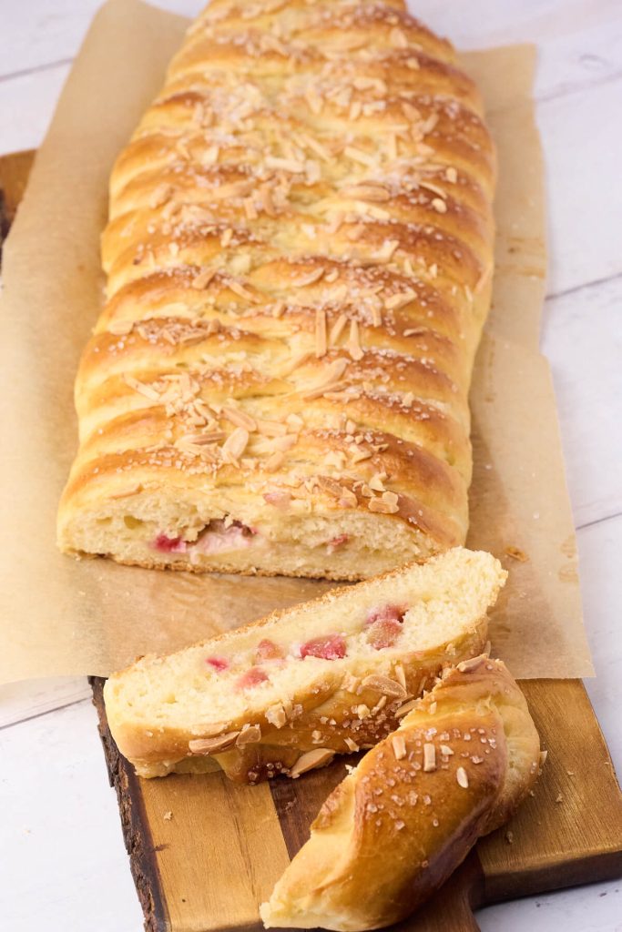 hjemmebagt rabarberstang med marcipan og mandler.