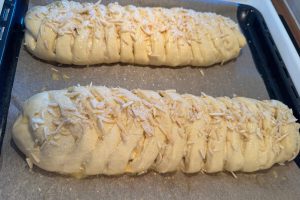 rabarberkringler klar til at komme i ovnen.