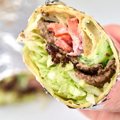 hjemmelavet döner kebab i rullekebab med salat, grønt og kebabdressing.