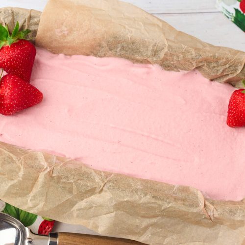 frossen hjemmelavet jordbæris med friske jordbær.