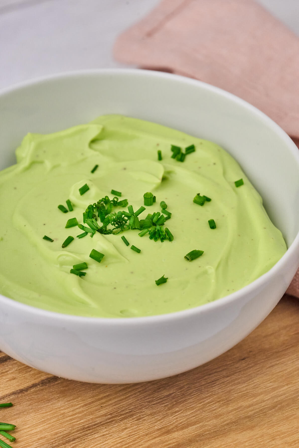 hjemmelavet purløgsmayo i skål med frisk purløg på toppen.