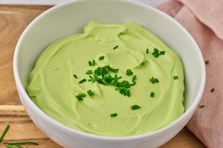 Hjemmelavet purløgsmayonnaise i skål med frisk purløg på toppen.