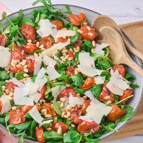 salat med bagte tomater og parmesan samt ristede pinjekerner, rucola, feldtsalat og balsamicodressing.