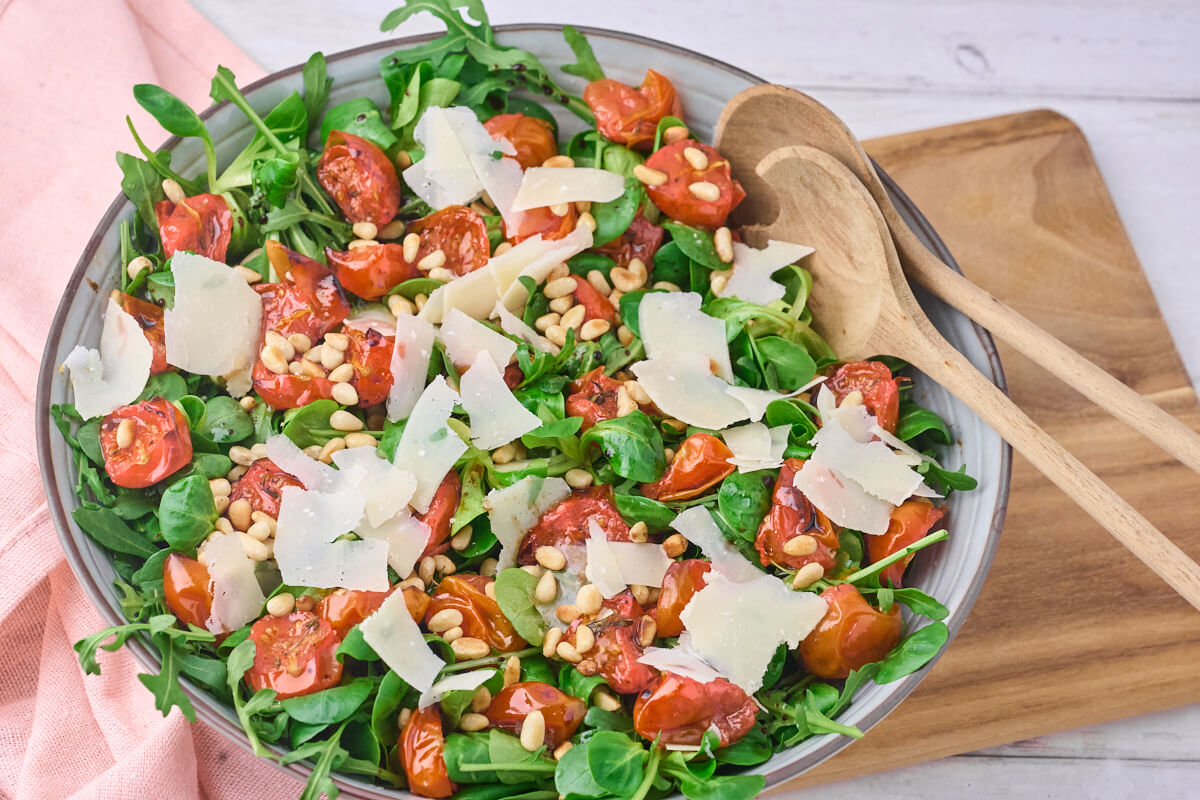 salat med bagte tomater og parmesan samt ristede pinjekerner, rucola, feldtsalat og balsamicodressing.
