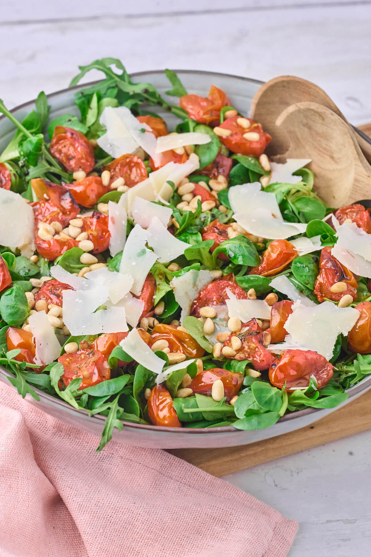 salat med søde bagte cherrytomater, parmesan og pinjekerner.