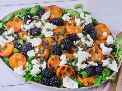 Salat med grillede abrikoser, feta og brombær