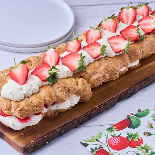 vandbakkelsesstang med jordbær og flødecreme.