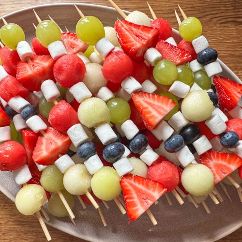 frugtspyd med skumfiduser, jordbær, blåbær, melon og vindruer.