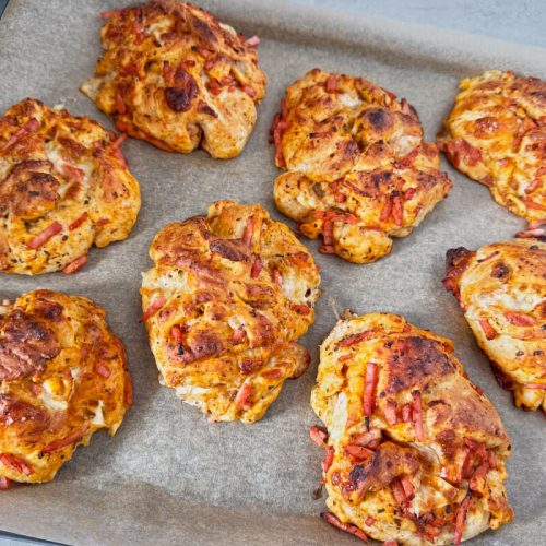 pizzabrud med skinke og ost samt tomatsovs til madpakken.