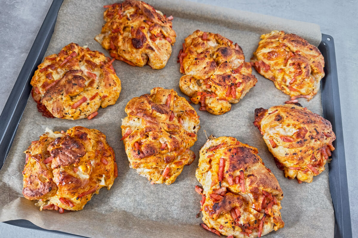 pizzabrud med skinke og ost samt tomatsovs til madpakken.