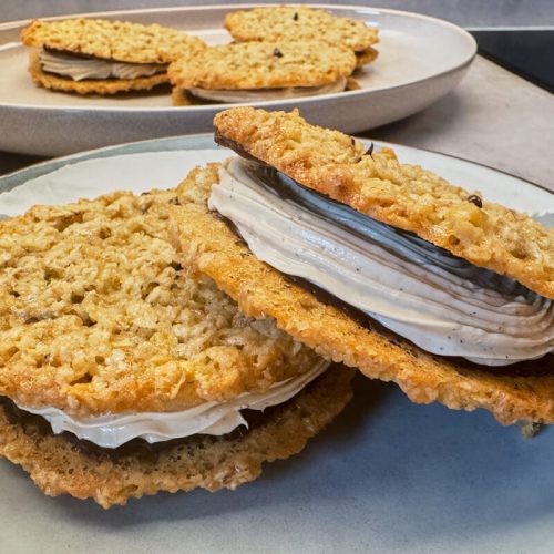 Havregrynskager med kaffesmørecreme og mørk chokolade.