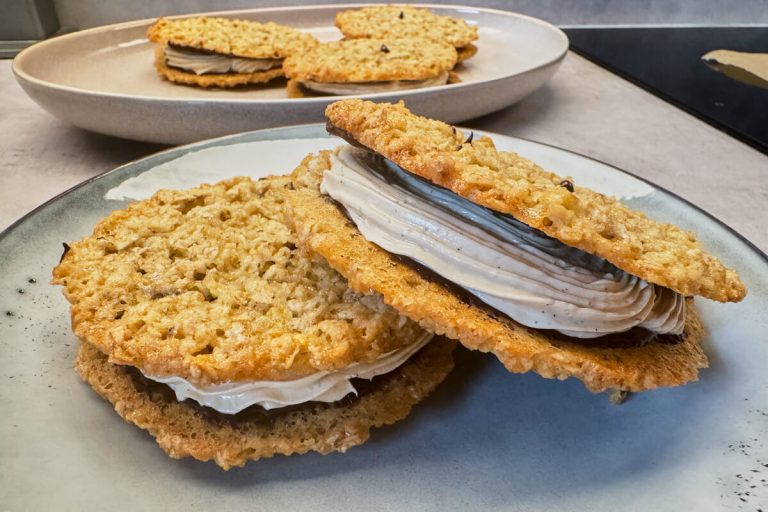 Havregrynskager med kaffesmørecreme og mørk chokolade.