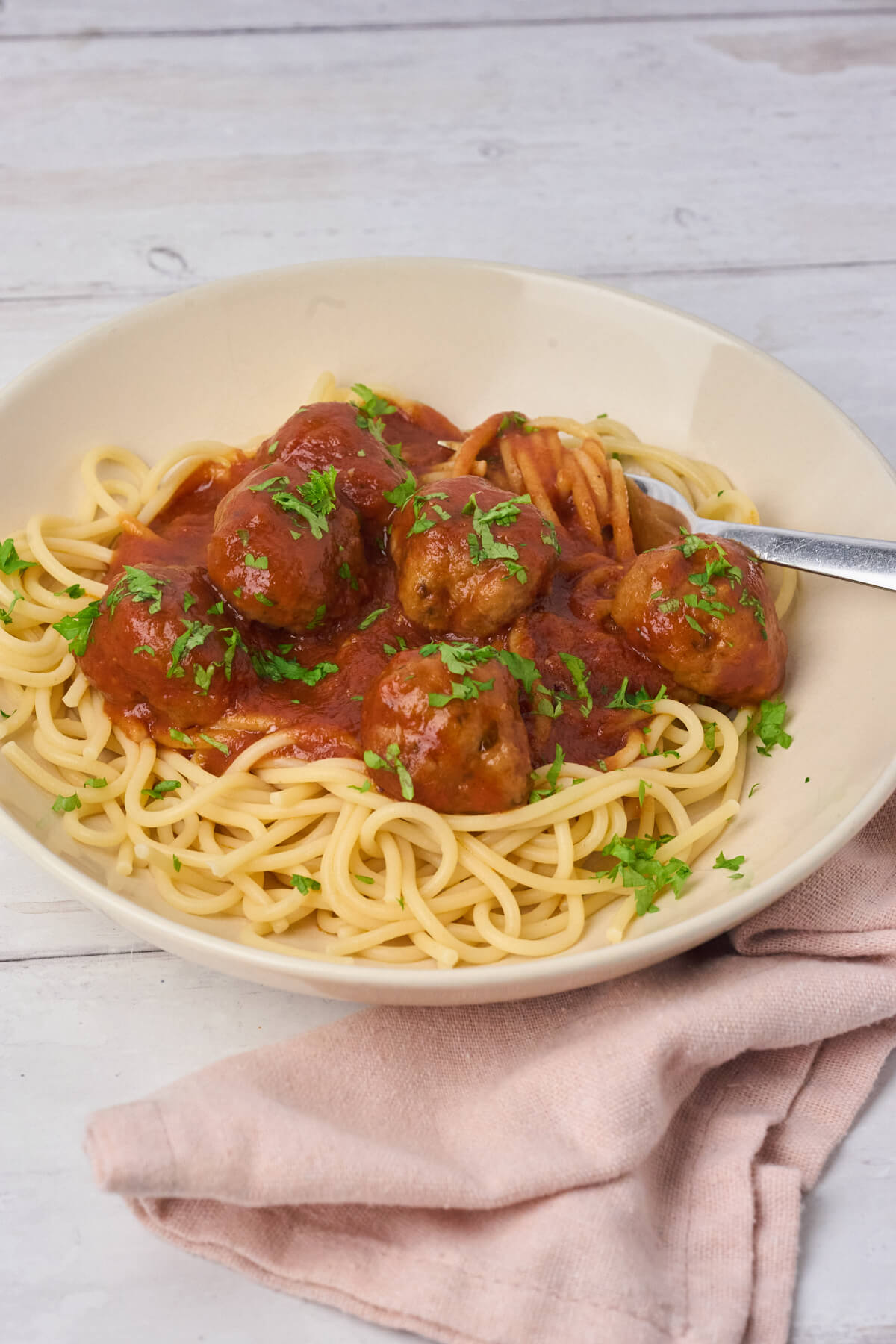 spaghetti med kyllingekødboller i tomatsovs.