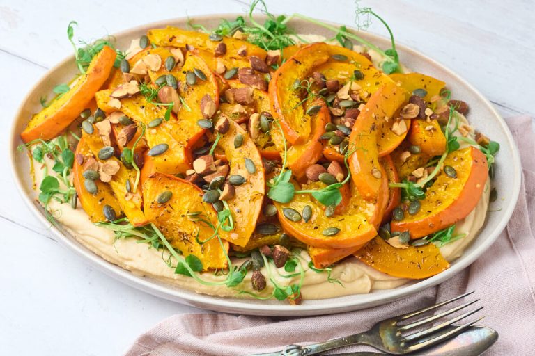 Bagt hokkaido på butterbeanpuré med ærteskud, saltmandler og græskarkerner.