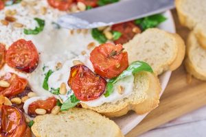 sådan spiser du burrata og tomater med brød til.