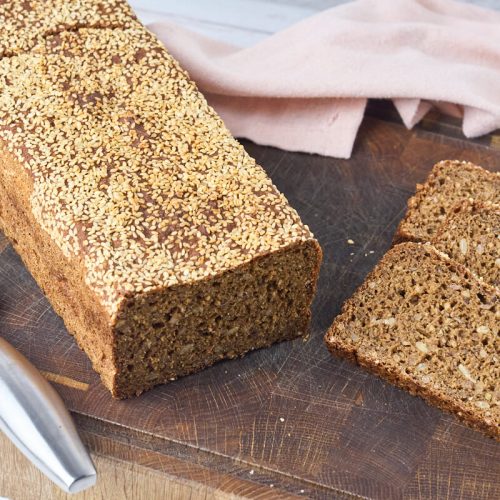 hurtigt rugbrød uden surdej skåret i skiver.