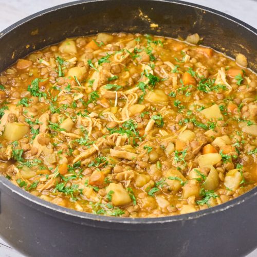 Linsegryde med kylling, kartofler og grøntsager.