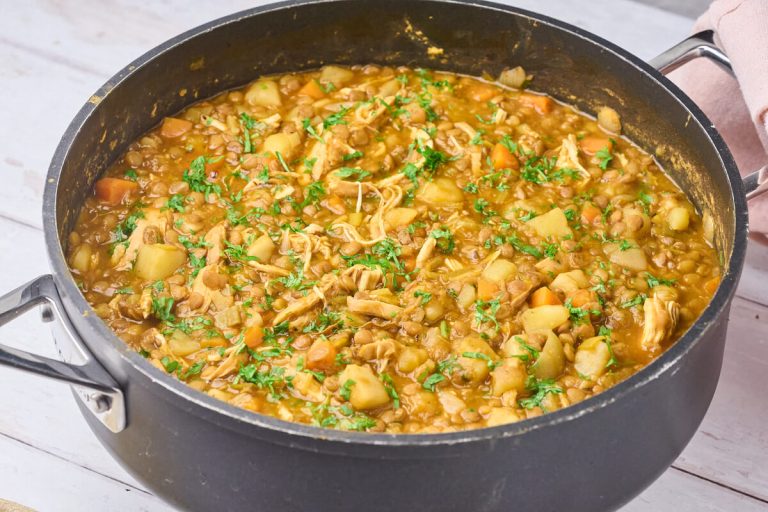 Linsegryde med kylling, kartofler og grøntsager.