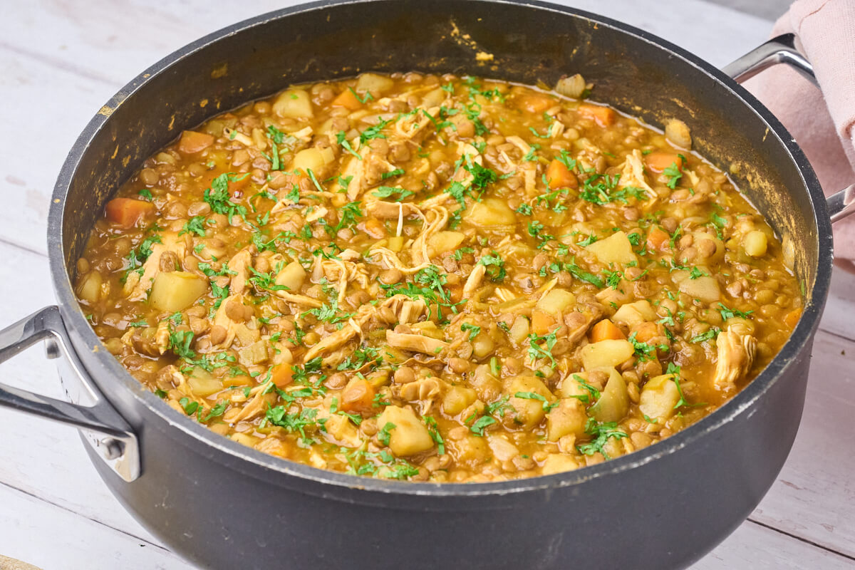 Linsegryde med kylling, kartofler og grรธntsager.