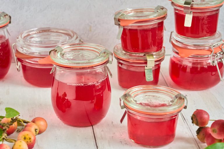 rød paradisæblegele og paradisæbler.