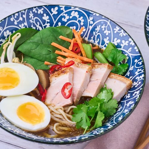 ramen med rester af ribbensteg, æg, nudler og grøntsager.