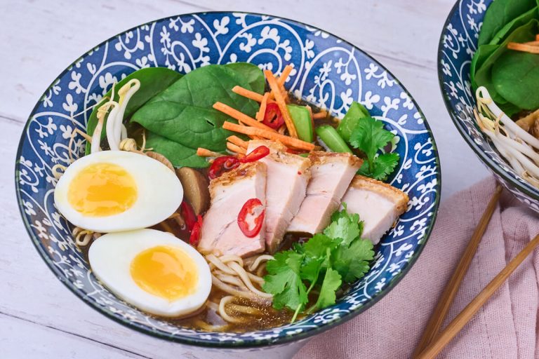 ramen med rester af ribbensteg, æg, nudler og grøntsager.