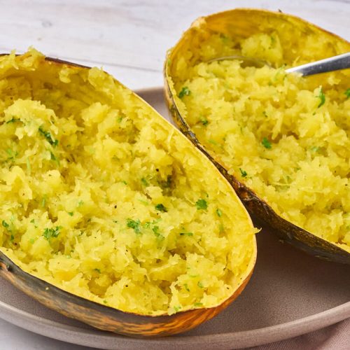 Bagt spaghetti squash med persille.