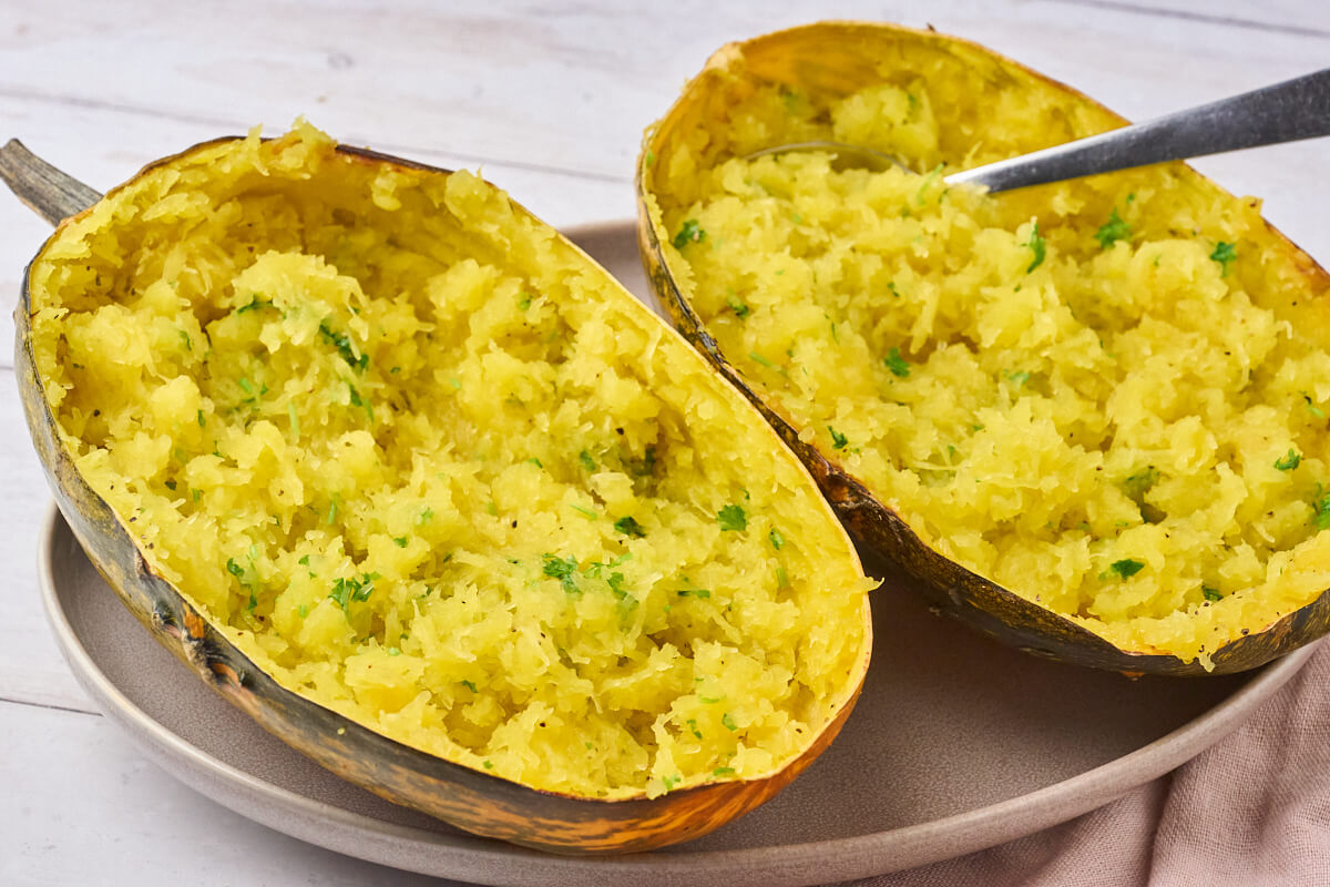 Bagt spaghetti squash med persille.