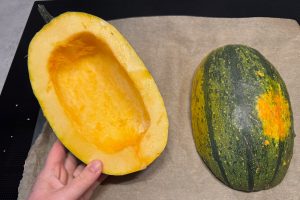 spaghetti græskar hvor kernerne er fjernet.