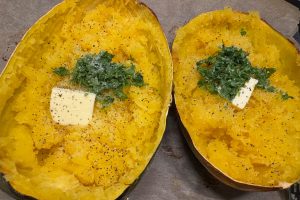 bagt spaghetti squash med persille og smør