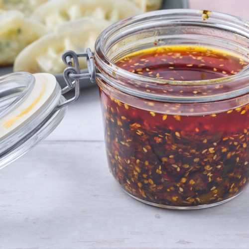 Crispy chiliolie med dumplings.