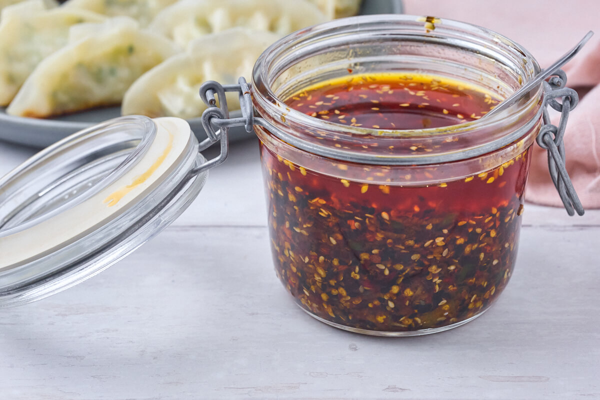 Crispy chiliolie med dumplings.