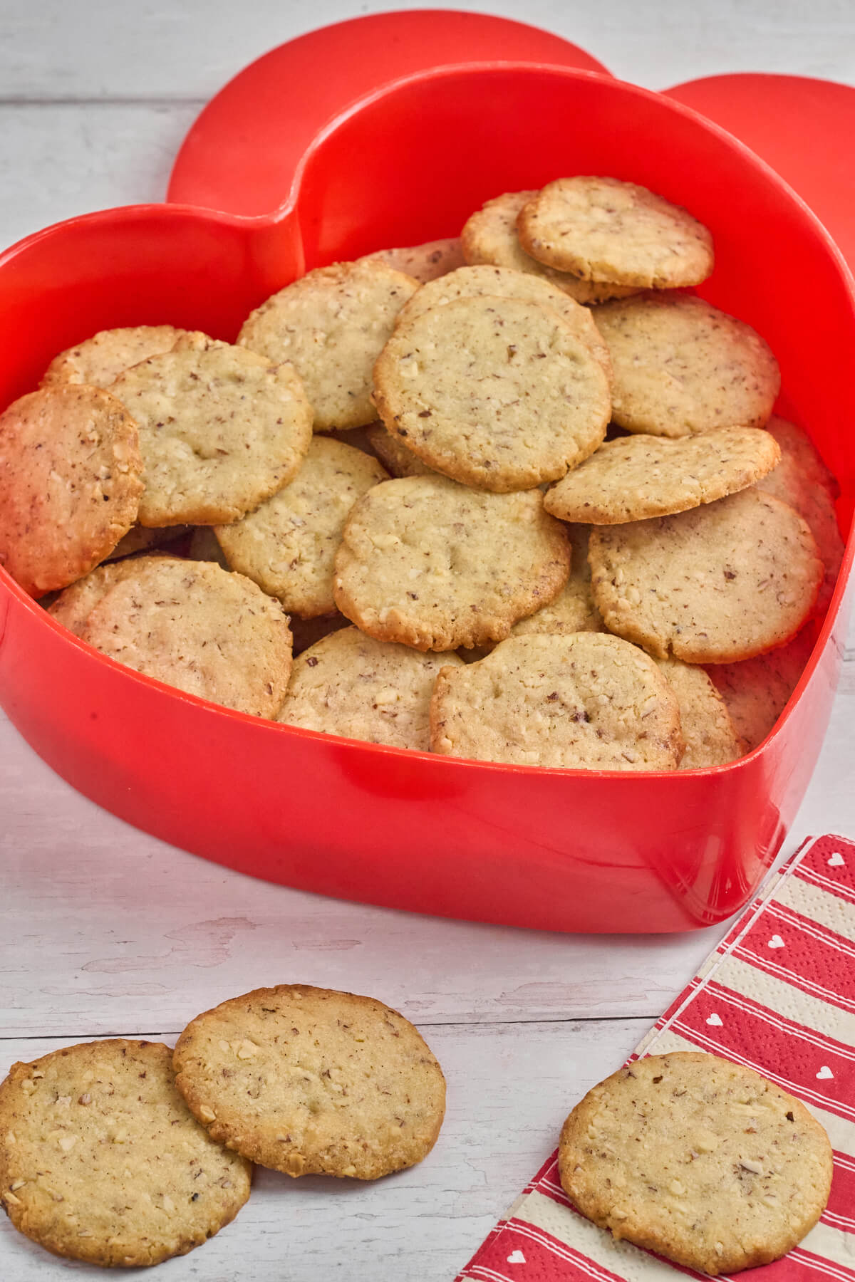 Specier med mandler i jule kagedåse.