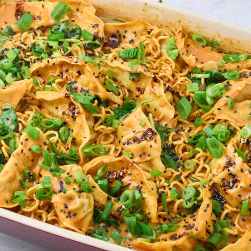 One pan gyoza med nudler i rød karry klar til servering.