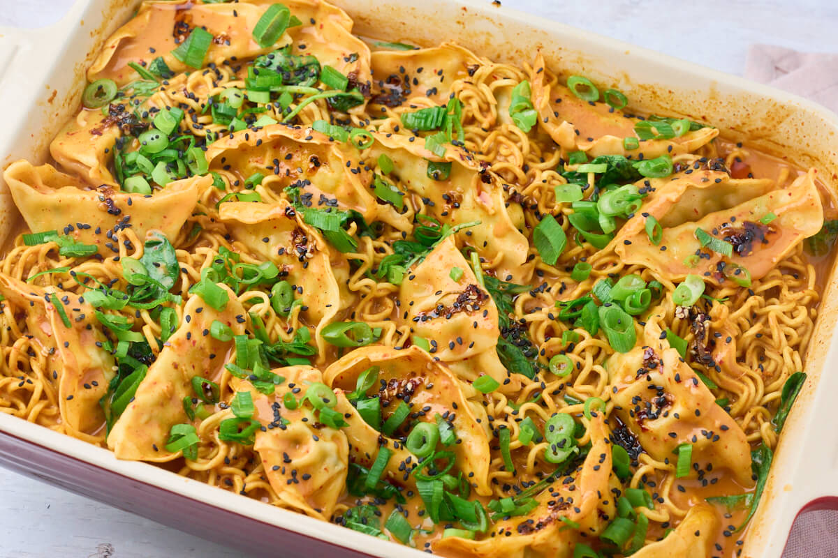 One pan gyoza med nudler i rød karry klar til servering.
