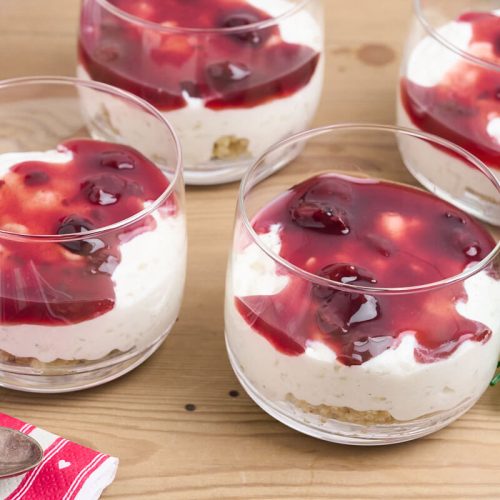 risalamande cheesecake i glas med kirsebærsauce.