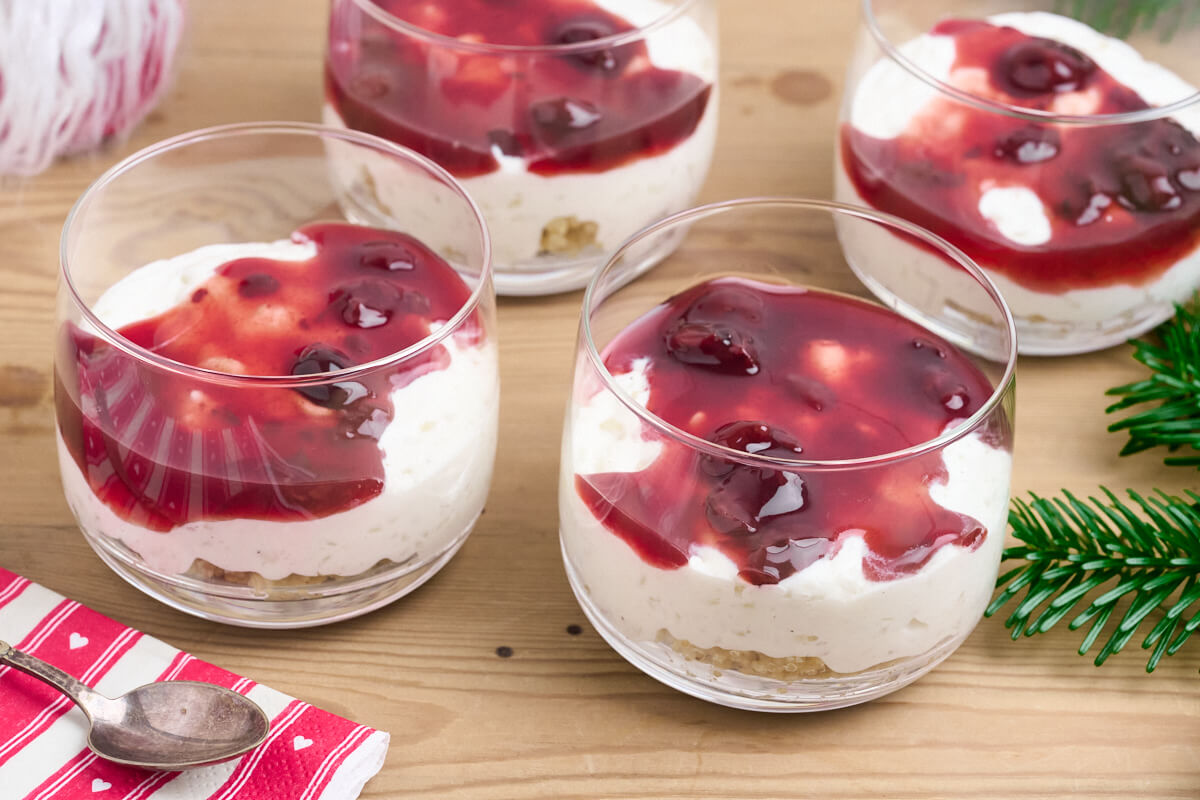 risalamande cheesecake i glas med kirsebærsauce.